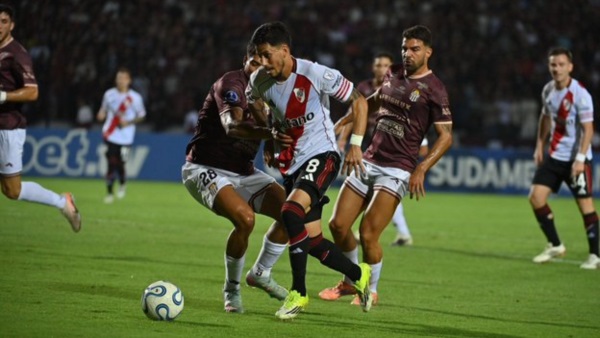 River se quedó sin Santiago Beltrán ni cambios frente a Carabobo y Matías Viña tuvo que ir al arco.