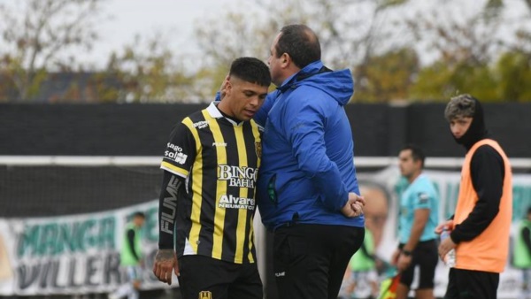 Guille con Carlos Mungo, el DT. Foto: La Nueva Provincia.