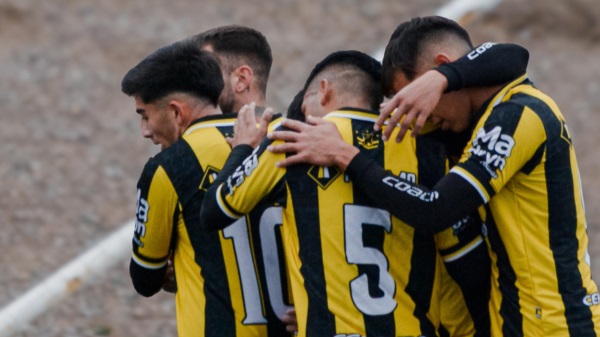 Peinipil festeja el 1-0. Foto: Naiara Escobar - Prensa Madryn.