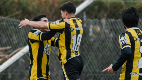 Pedro Lía y el 2-1 del Aurinegro. Foto: Naiara Escobar - Prensa Madryn.