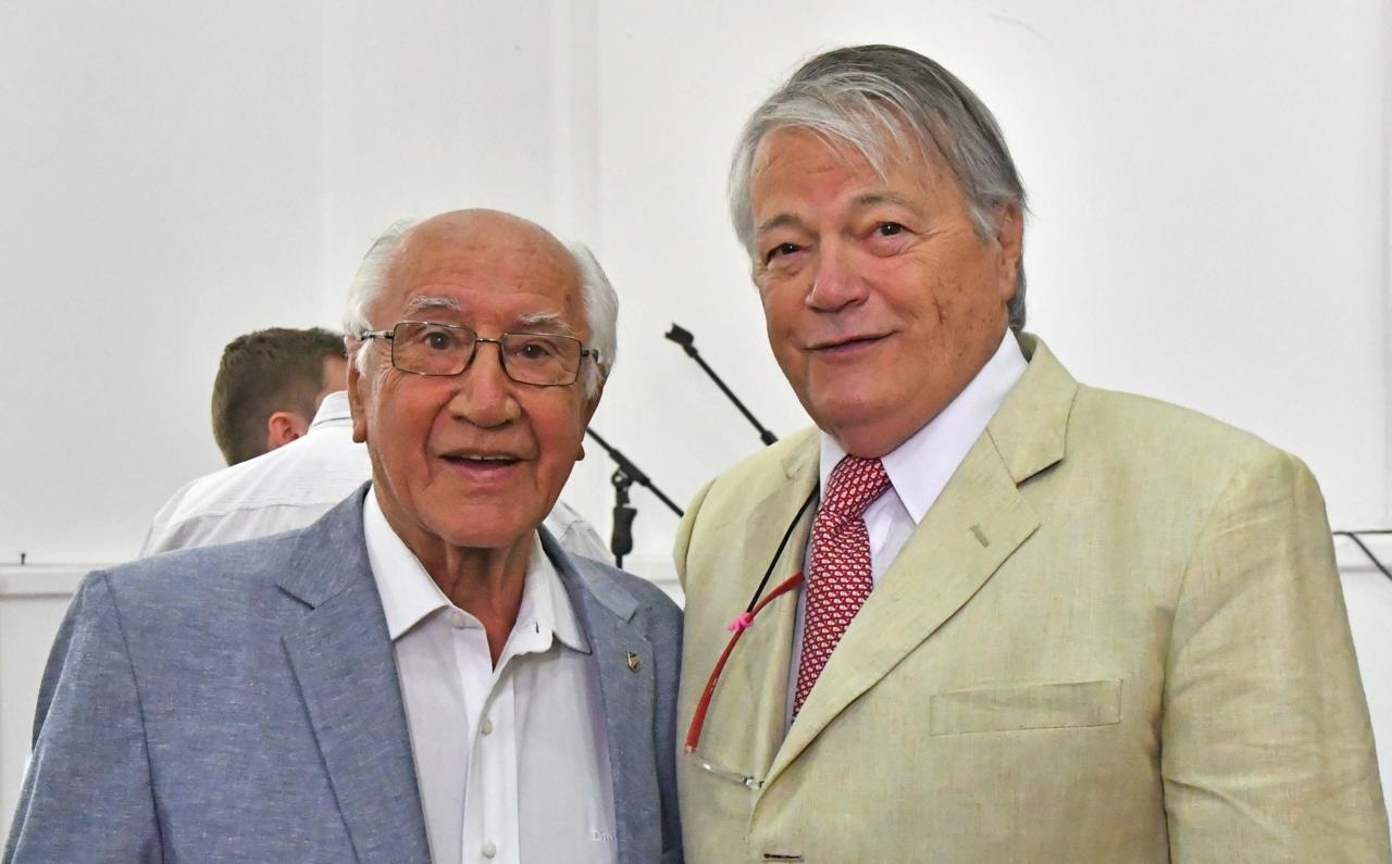 Schmid junto a Antonio Torrejón., otro ícono del turismo en Chubut. (Foto: Daniel Feldman)