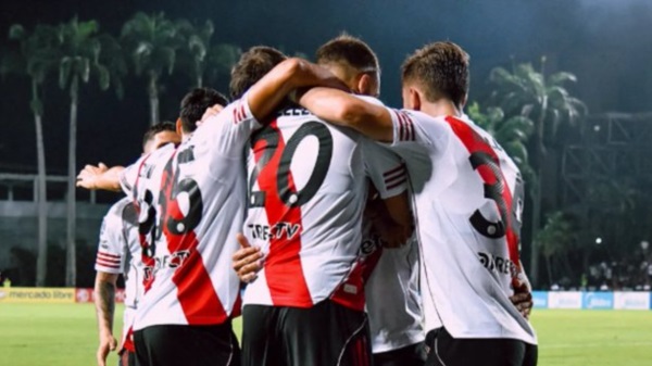 River ganó un partido dramático: penal atajado, expulsiones, un defensor en el arco y el gol agónico que dejó al equipo puntero