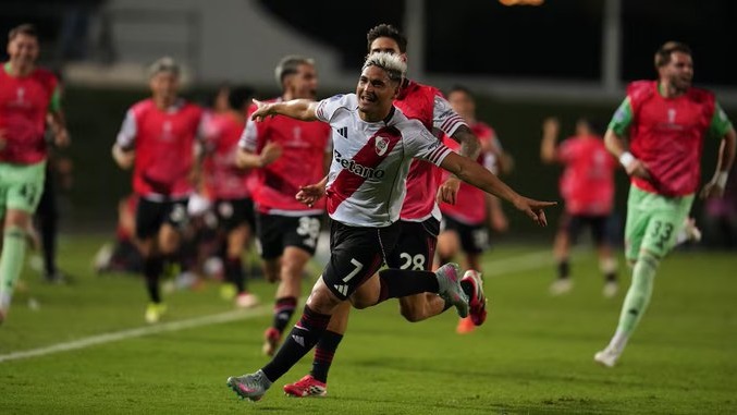 River venció a Carabobo en un partido dramático: penal atajado, expulsiones, un defensor en el arco y el gol agónico que dejó al equipo puntero.