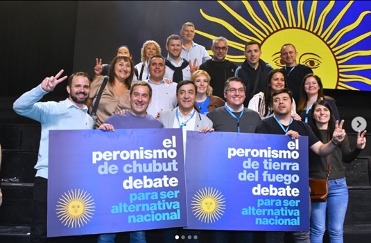 El intendente Limarieri en Parque Norte, solito, allá arriba.