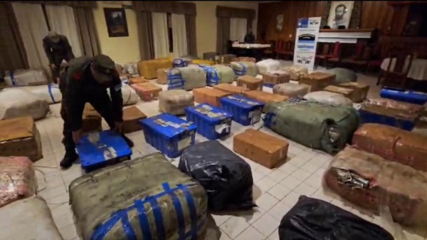 Personal de Gendarmería con los bultos secuestrados.