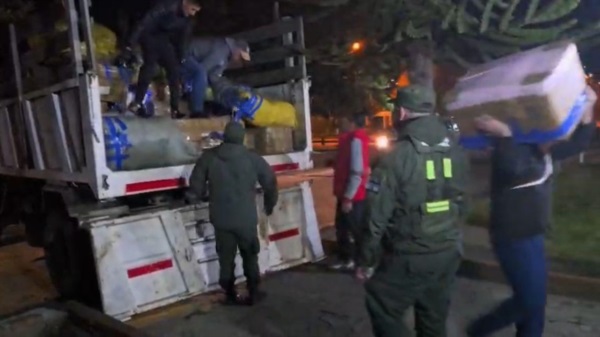 Retiro de los productos del camión interceptado en el cruce de las rutas 17 y 40.