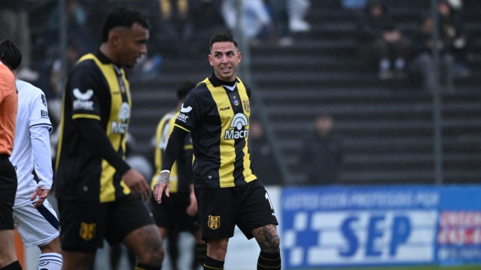 Solís y Machado en el empate sin goles ante Acassuso. Foto: Maxi Jonas.