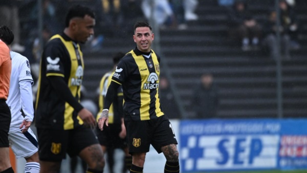 Solís y Machado en el empate sin goles ante Acassuso. Foto: Maxi Jonas.