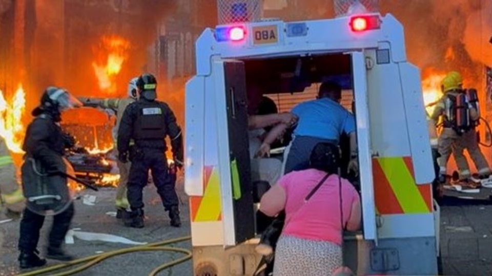 Se desató el caos por ataque de un inmigrante. Fotografía Redes sociales.