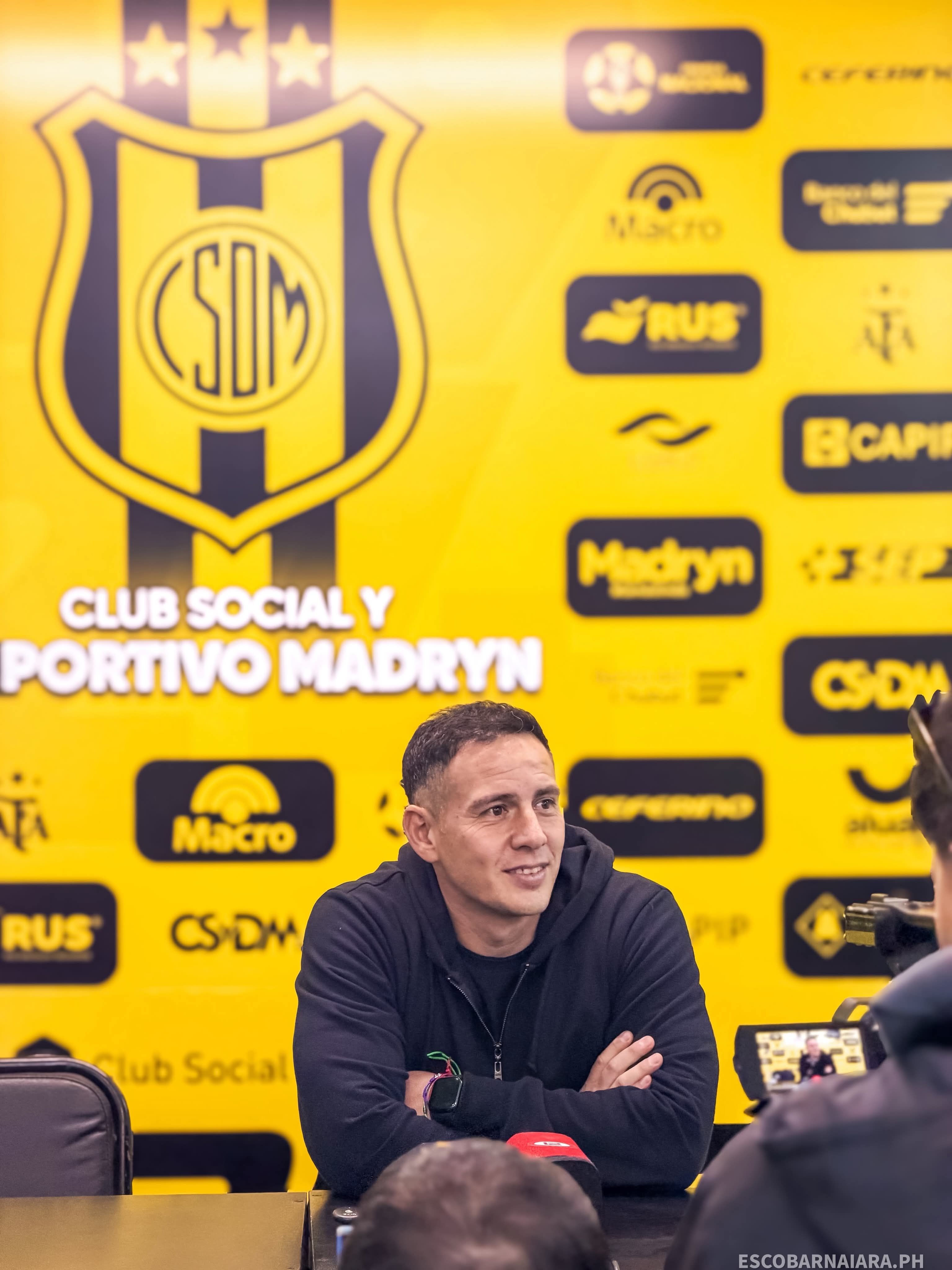 García fue presentado como nuevo entrenador del Aurinegro. Foto: Naiara Escobar - Prensa Madryn.