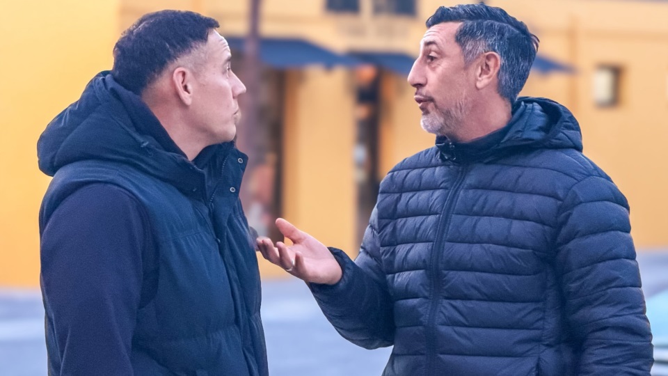 Luis García en su primer día en la ciudad junto a Cristian Díaz, ahora director deportivo del Aurinegro. Foto: Naiara Escobar - Prensa Madryn.