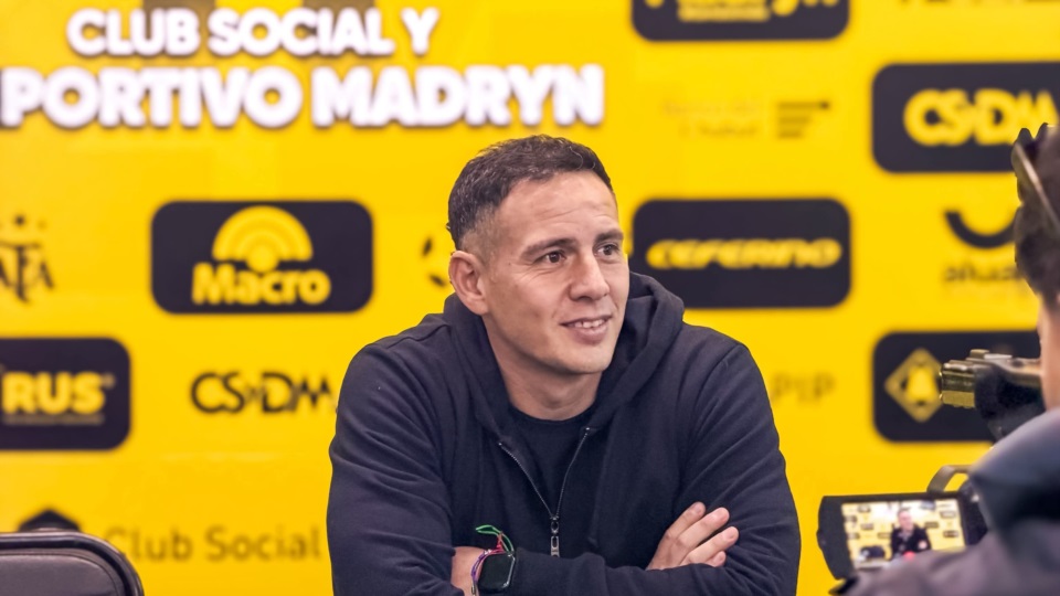 García fue presentado como nuevo entrenador del Aurinegro. Foto: Naiara Escobar - Prensa Madryn.