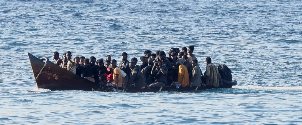 Desesperados migrantes en su precarísima condición, más de inevitables náufragos que de navegantes.