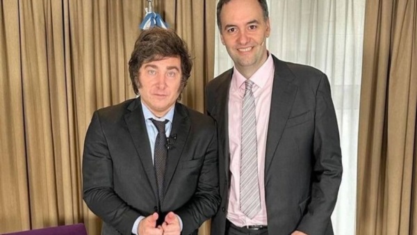El presidente Javier Milei junto al jefe de Gabinete, Manuel Adorni. Foto: Agencia NA / Presidencia de la Nación.