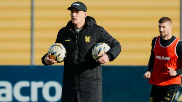 García en su primera práctica al mando del plantel profesional. Foto: Naiara Escobar - Prensa Madryn.