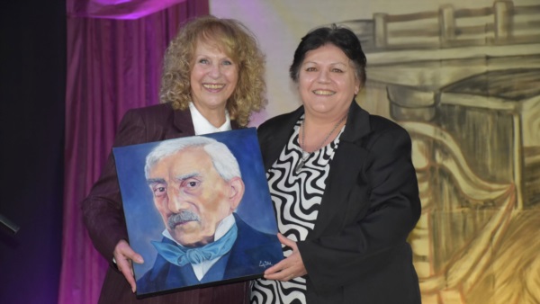 Ana María (Perla) Piuma presidenta de la Biblioteca Ricardo Berwyn recibe la obra donada por Claudia Bau.