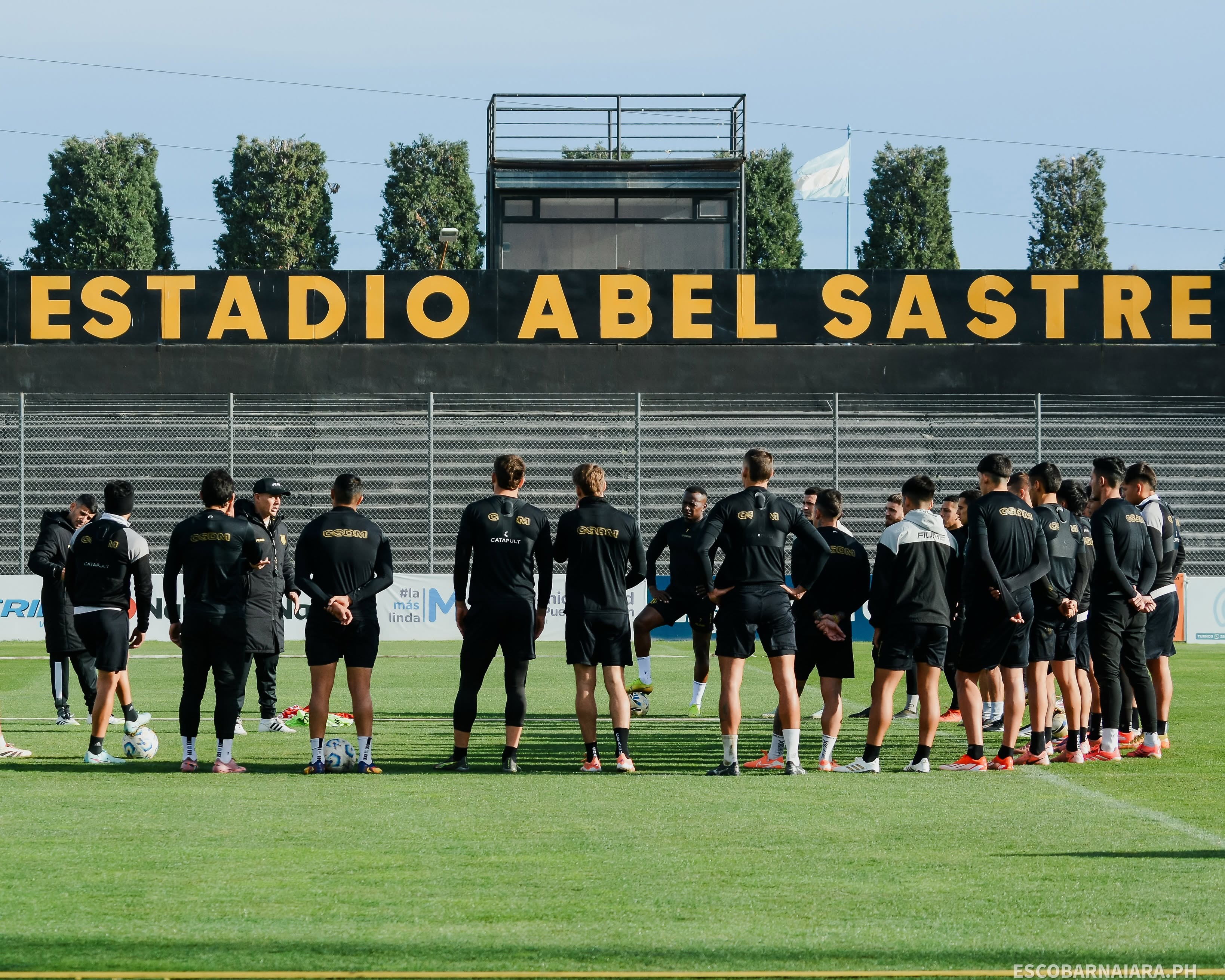 García junto al plantel, en una de las prácticas previo al partido con San Miguel. Foto: Naiara Escobar - Prensa Madryn.