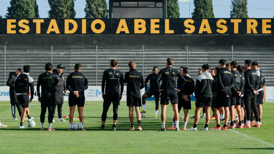 García junto al plantel, en una de las prácticas previo al partido con San Miguel. Foto: Naiara Escobar - Prensa Madryn.
