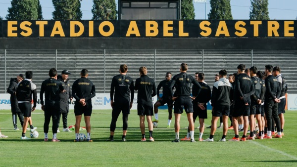 García junto al plantel, en una de las prácticas previo al partido con San Miguel. Foto: Naiara Escobar - Prensa Madryn.