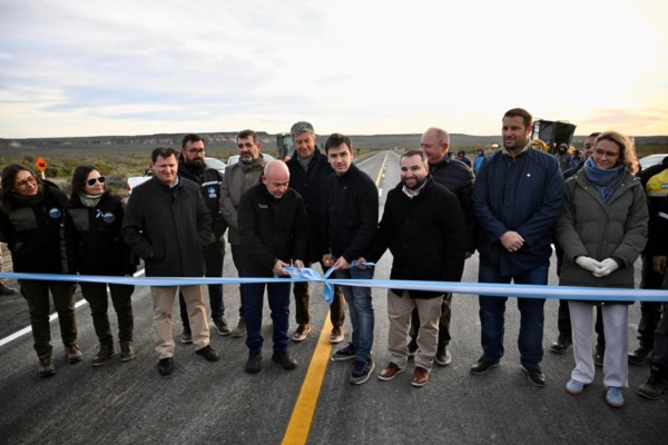 Gustavo Sastre y Nacho Torres, cortando cintas en Madryn.