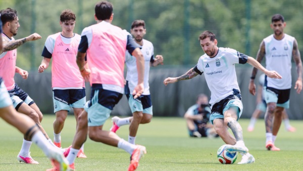 El plantel argentino se entrenó por la mañana de Kansas enfocado en el debut mundialista. 