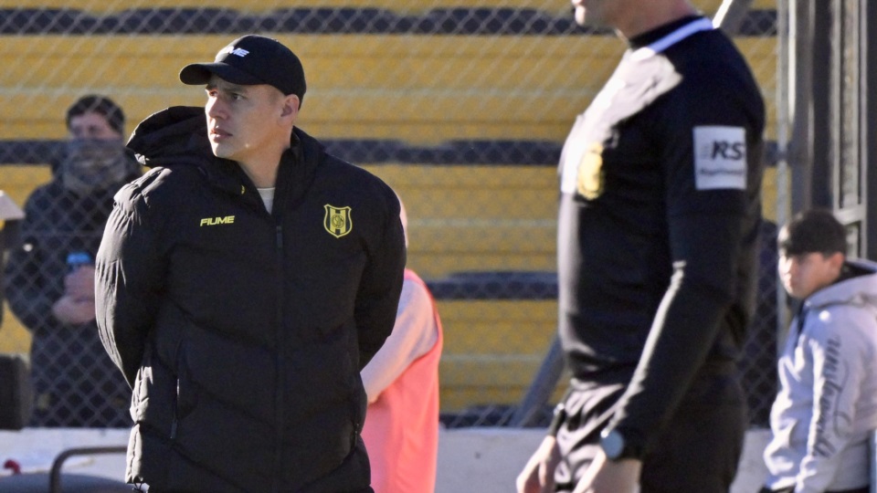 Luis Osvaldo García debutó como director técnico de Madryn. (Fotos: Daniel Feldman/Jornada Medios).