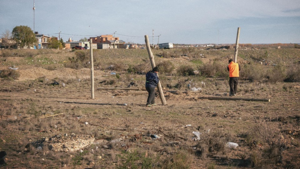 Los postes retirados de una de las chacras que se intentaron usurpar.