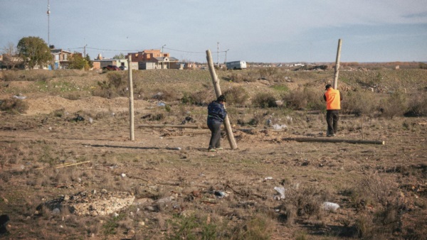 Los postes retirados de una de las chacras que se intentaron usurpar.