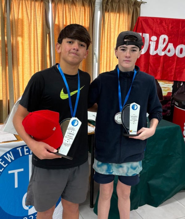 Lucio Vulcano y Bautista Suffrit, protagonistas de la final de singles y campeones del dobles Sub 14.