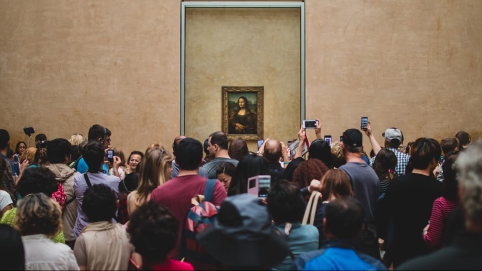 El Louvre alberga obras emblemáticas como la Mona Lisa, la Venus de Milo y la Victoria alada de Samotracia.