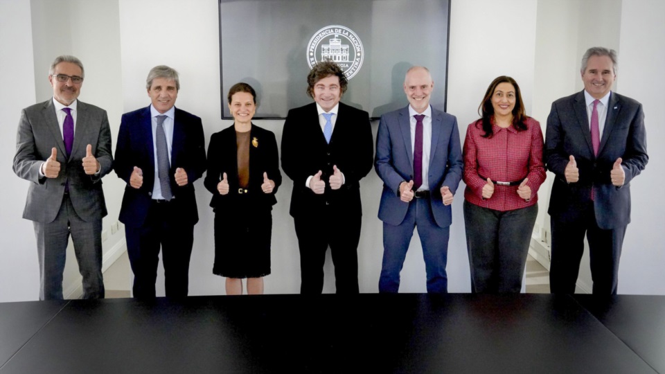Milei, Caputo, Quirno y miembros del Banco Mundial.