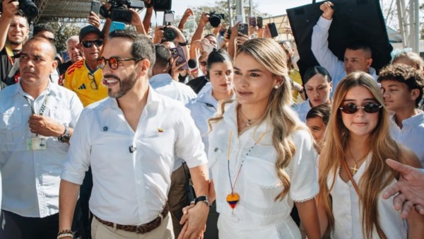 Abelardo de la Espriella, junto a su esposa y una de sus hijas. Agencia NA (Xinhua)