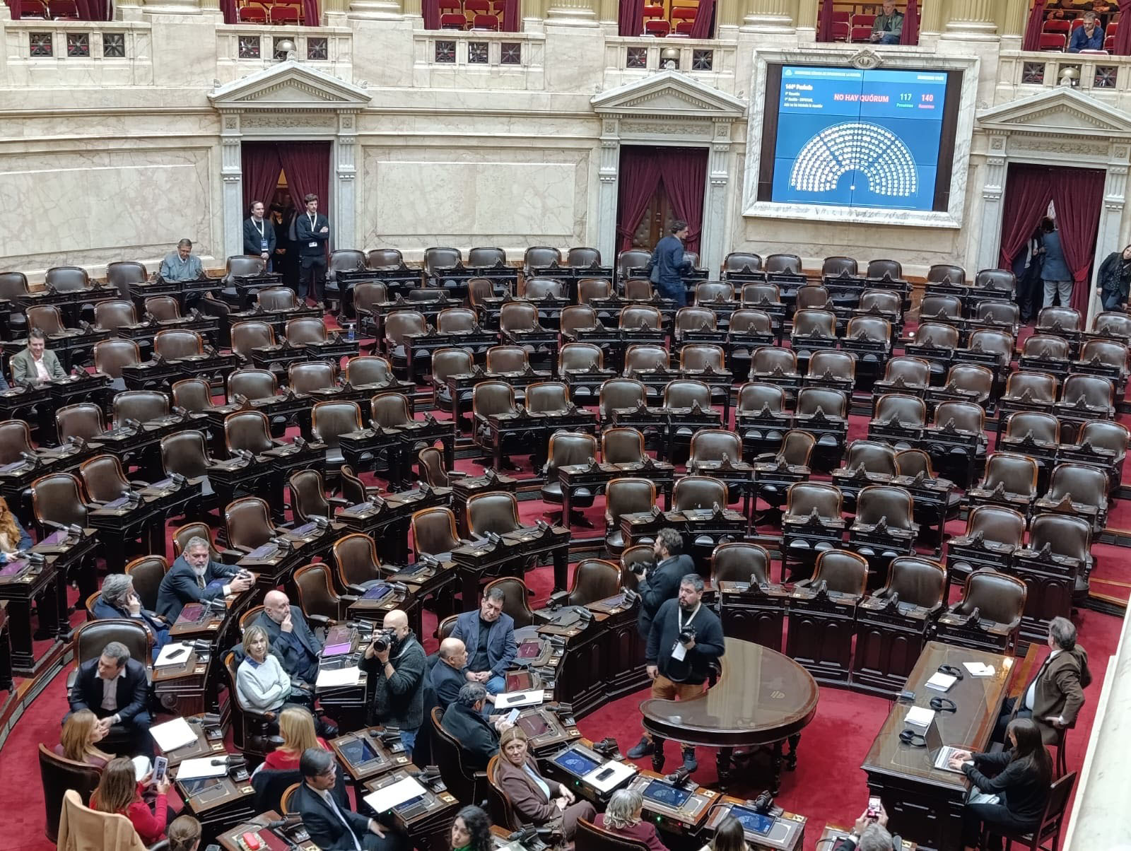 Las bancas vacías del oficialismo y sus aliados.