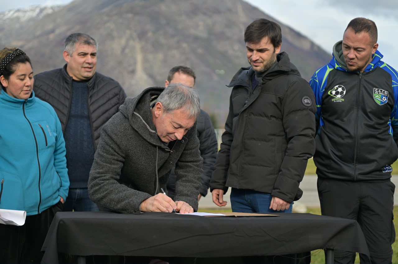 La firma del acta del inicio de la obra.