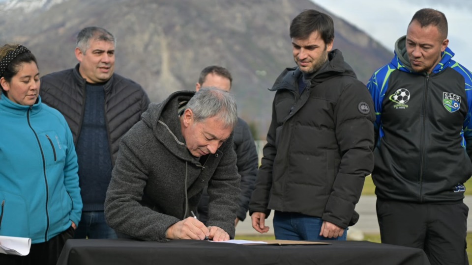 La firma del acta del inicio de la obra.