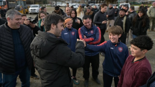 El gobernador con jóvenes de uno de los clubes del lugar.