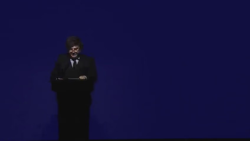 En la penumbra, el Presidente volvió a elogiar su gestión y demonizar a quienes lo cuestionan.
