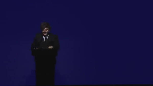En la penumbra, el Presidente volvió a elogiar su gestión y demonizar a quienes lo cuestionan.