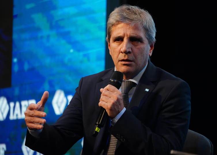 “No es nueva deuda, sino refinanciamiento, y al 6% de tasa”, explicó Caputo.