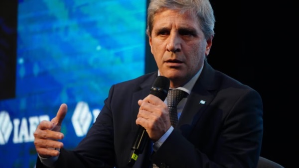 “No es nueva deuda, sino refinanciamiento, y al 6% de tasa”, explicó Caputo.