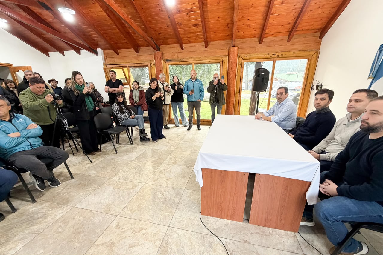 Torres, Fernández, funcionarios provinciales y municipales en Lago Puelo.
