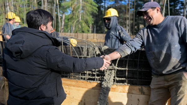 El gobernador junto a trabajadores.