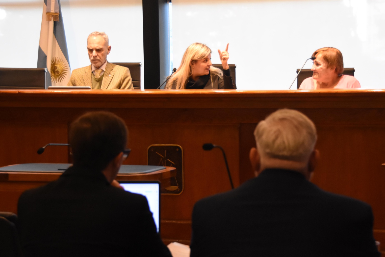 El Tribunal, en plena audiencia en Rawson.