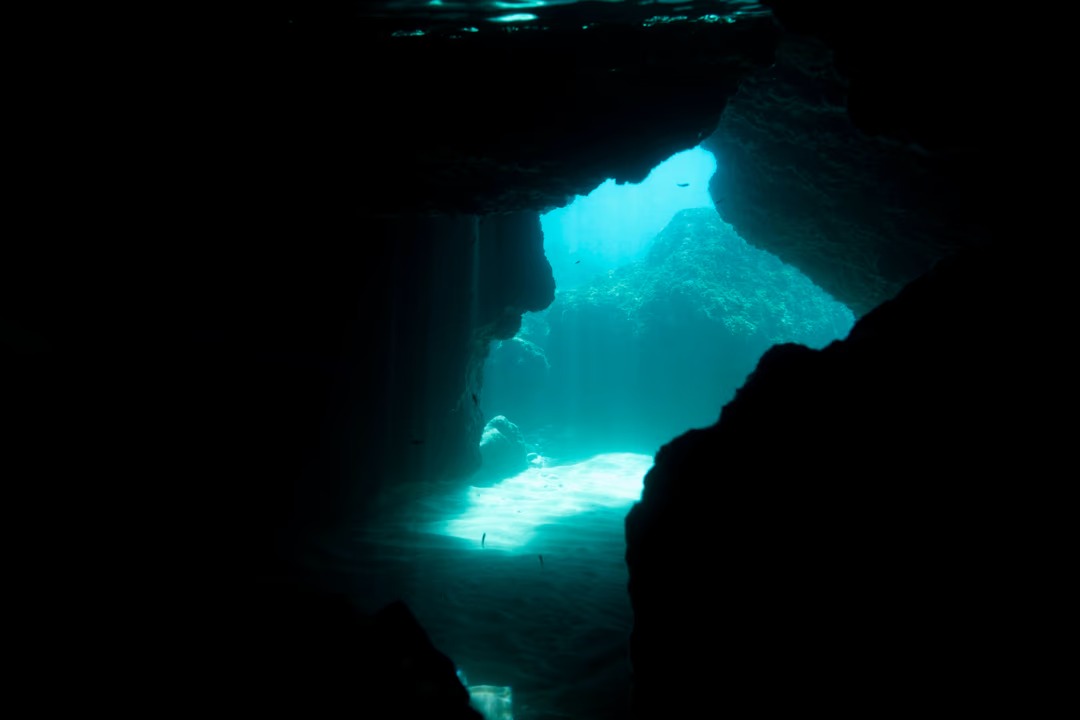 Hay  enormes cantidades de agua atrapadas químicamente en las rocas del fondo marino.