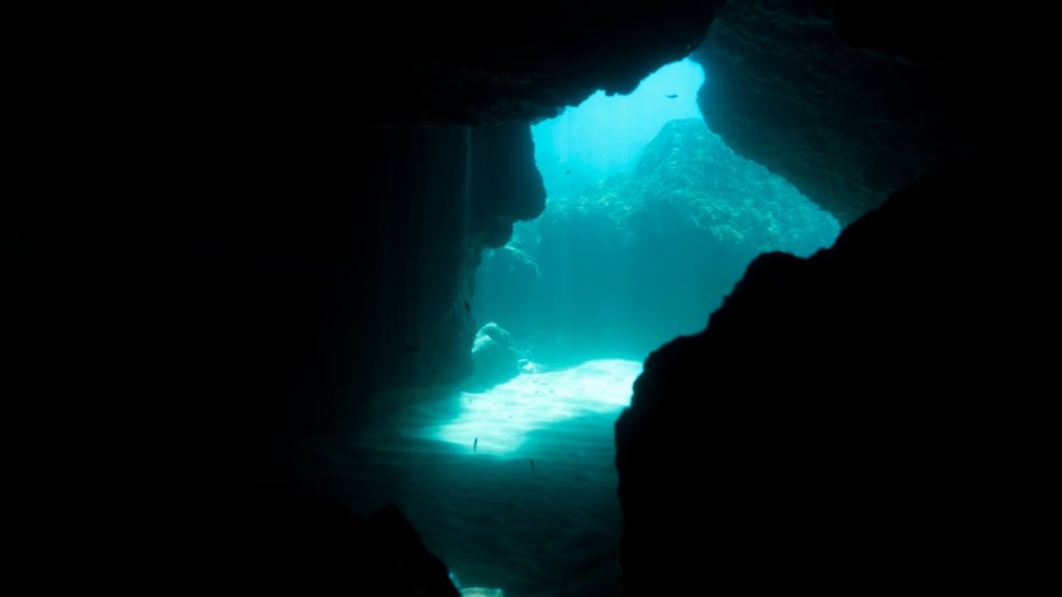 Hay  enormes cantidades de agua atrapadas químicamente en las rocas del fondo marino.