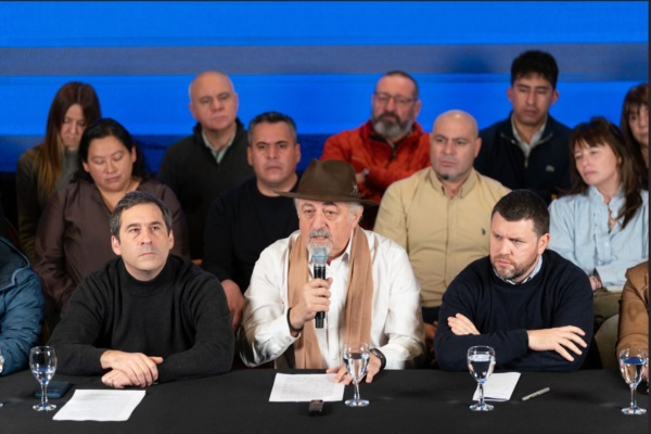 Othar, flanqueado por Luque y Pais. Comodorismo a pleno.