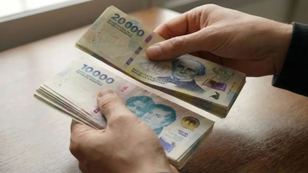 El mecanismo de distribución de pesos está roto por la alta morosidad, los bajos ingresos y el temor de los bancos.