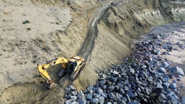 La infraestructura contempla un enrocado diseñado para soportar el impacto del oleaje durante mareas altas y extraordinarias.