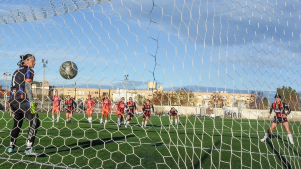 La pelota en la red. Las rojinegras vencieron 2 a 0.