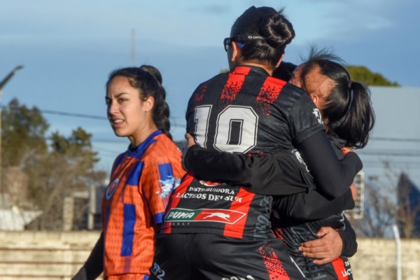 Las Rojinegras festejan el 2-0 en la final de ida. Foto: Sergio Esparza/Jornada Medios.
